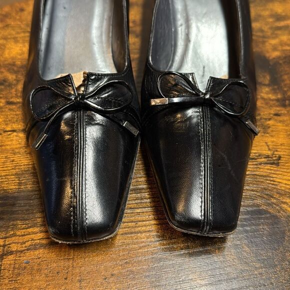 Stuart Weitzman Pointed Toe Low Heel Pumps Black Leather with Bow Accent size 8 - Picture 2 of 10